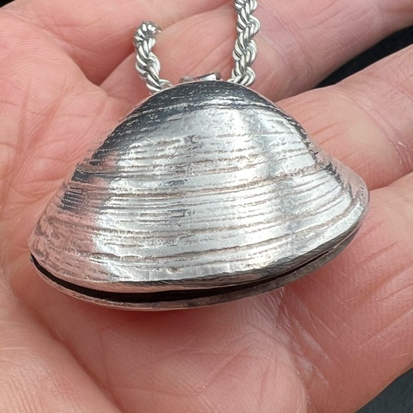 Mexican Sterling Silver Open Clam Shell Pendant - Picture 6 of 12